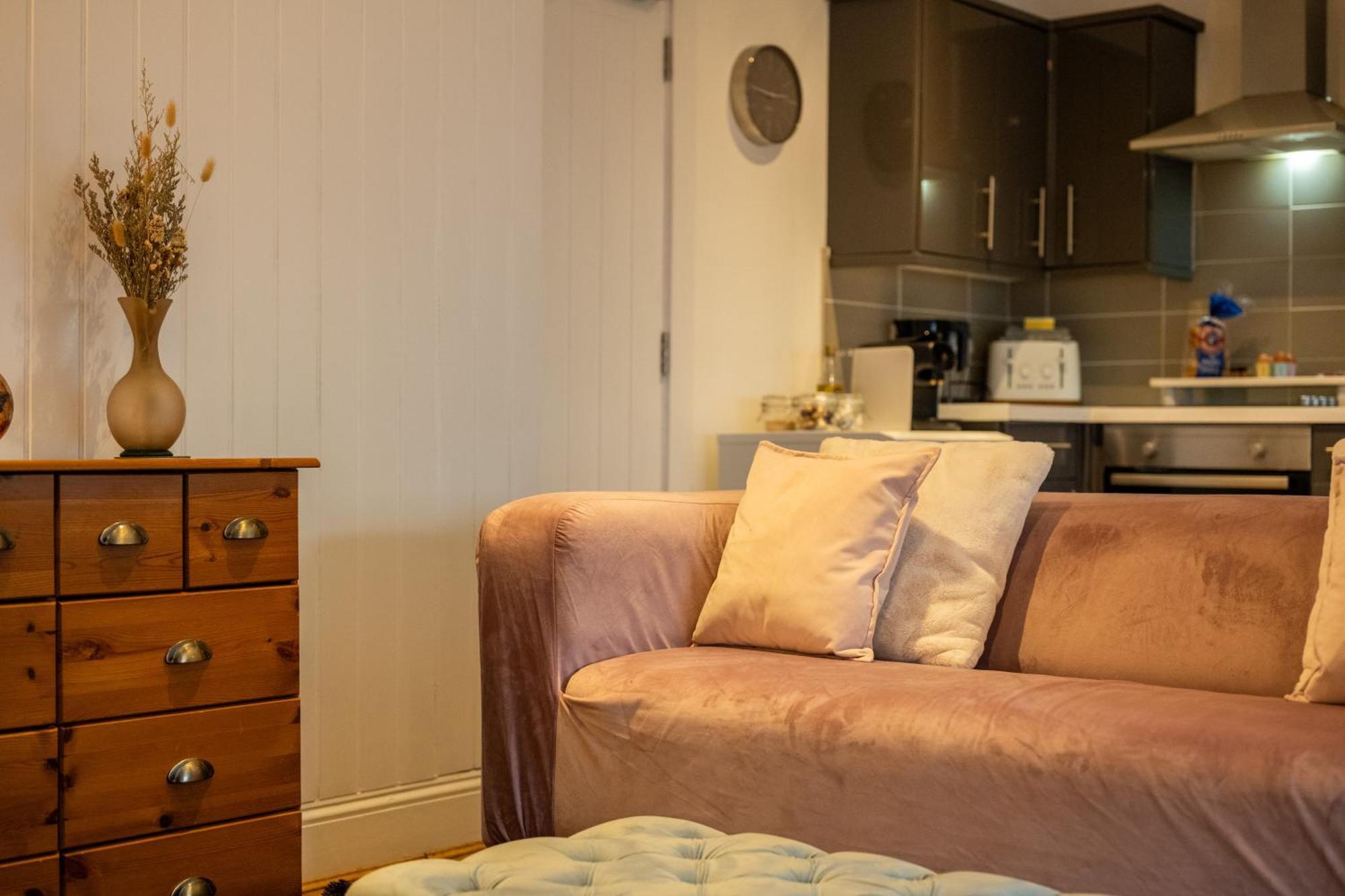 Cute 1 Bed Apartment 2 Mins From The Sea - Sleeps 4, Flat 8 The Gables, Church Street, Лайм-Реджис Экстерьер фото